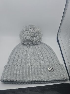 Michael Kors Light Gray Ribbed Knit Pom Beanie MK Metal Silver Logo (NWOT) 🩶